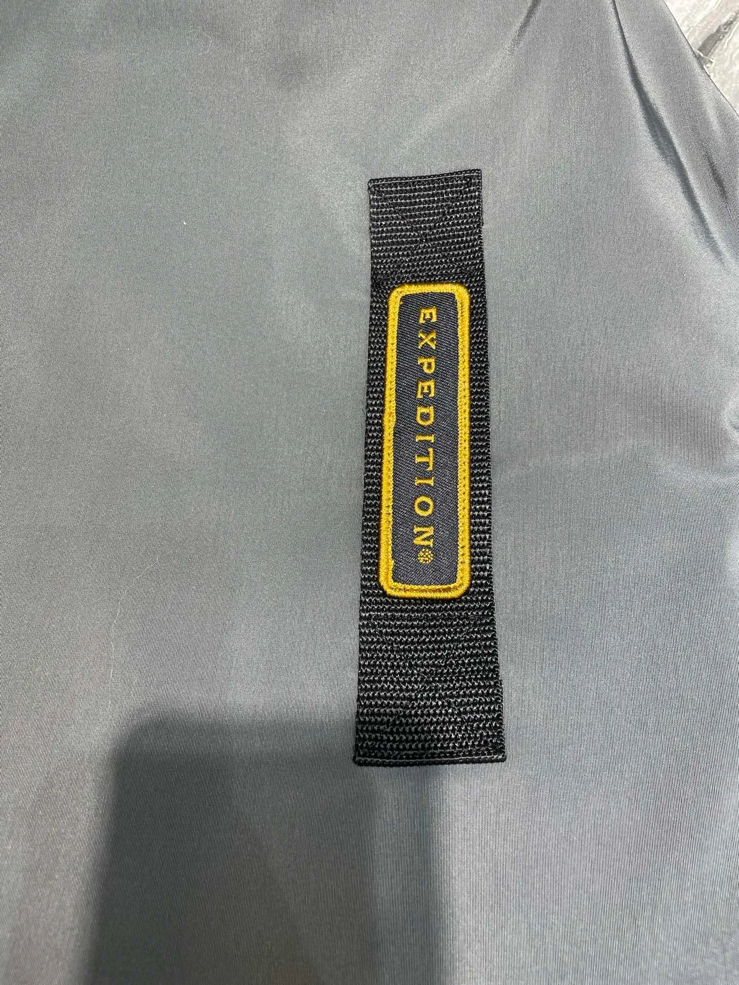 P910 special version 🌟 🇨🇦CANADA GOOES 24 new models 08 models/couple models Factory direct supply: supplying global purchasing agents, micro-business, entities, Tmall, high-end stalls and studio cooperation, free shipping! Canada Goose Expedition Parka 2008 is the same style for men and women. It is mid-length and the most timeless classic. All Arctic and Antarctic scientific expedition teams choose Canada Goose as their cold-proof equipment. It is the Rolls-Royce of down jackets. ➖ Industry-leading anti-counterfeiting chip sensing. ➖ Imported Behringer embroidery machines and customized embroidery labels, the highest level and industry leading. ➖ Imported Korean 21-count polyester-cotton blended original fabric, TC85 waterproof coated fabric, water-repellent, windproof and wear-resistant. ➖ The new national standard 80 white duck down is filled with an average of 520 grams of down. The amount of down filled is industry-leading. ➖ 100% nylon lining with double double-layer sealing design to prevent velvet running, and seamless thread design on the cuffs! ➖ Western Canadian Green Wolf Collar. ➖ Yoshida YKK provides original factory-customized electroplated sliders. YKK two-way lockable zippers are tight and smooth and do not peel off paint. ➖ 3M composite Velcro is durable and the accessories and hardware are all custom-made. Note: Our copywriting is only simple and clear. Instead of bragging about the copywriting, it is better to compare and understand with samples. Only for the purest goose, the most dedicated, the most professional, the highest quality, the highest cost performance!  Size:XS-XXL